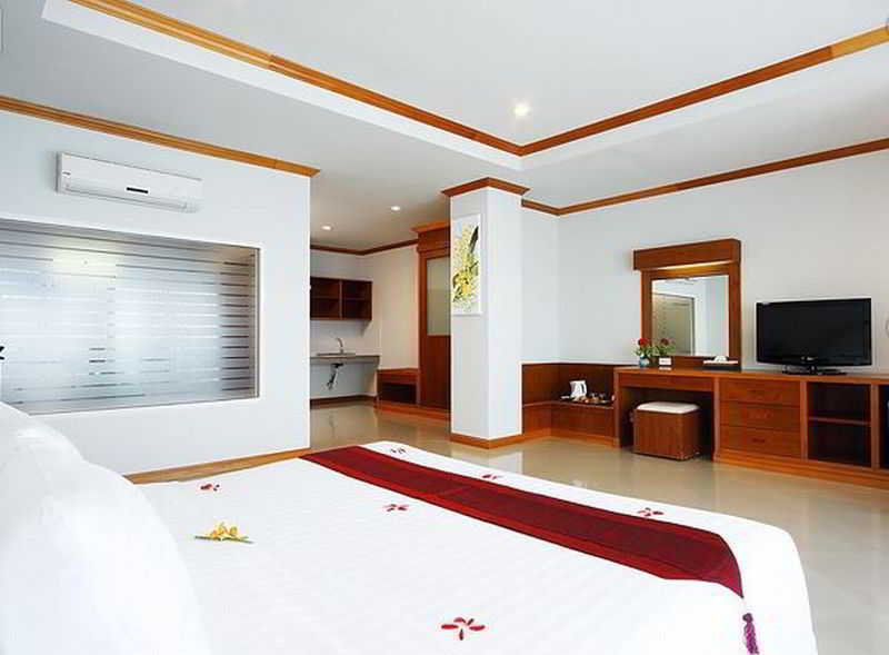 Blue Beach Club & Resort Patong Bagian luar foto